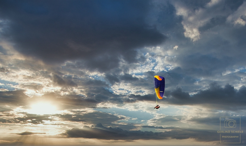 Gleitschirmflieger unter Wolken beim Wallberg Copyright Gerlind Schiele Photography +49 (0) 170 - 908 85 85