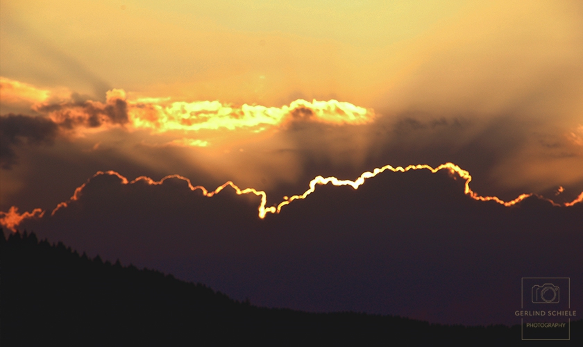 Abendsonne kämpft gegen Gewitterwolken Copyright Gerlind Schiele Photography +49 (0) 170 - 908 85 85