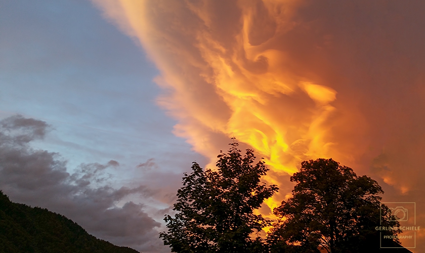 Fhnwolken am Abendhimmel im Herbst Copyright Gerlind Schiele Photography +49 (0) 170 - 908 85 85