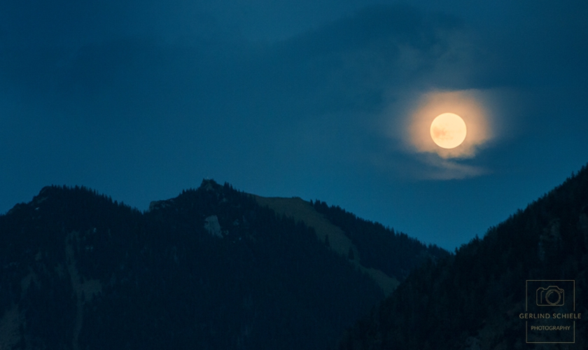 Mondaufgang bei der Bodenschneid Copyright Gerlind Schiele Photography +49 (0) 170 - 908 85 85